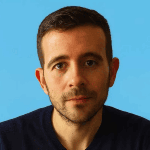 Alberto Cabrero Hernández, Ingeniero en Informática con doble Máster en Ingeniería del Software y Tecnología Educativa. Cuenta además con formación ejecutiva en liderazgo y desarrollo del talento por la Universidad Europea Miguel de Cervantes, y formación en dirección empresarial con ThePowerMBA.