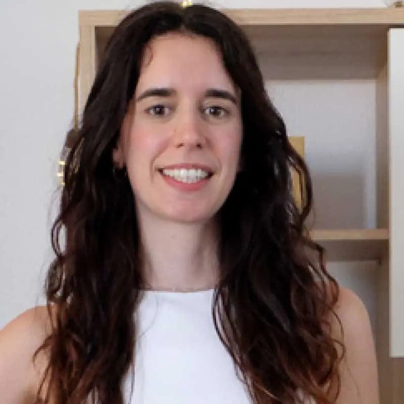 Cintia Tur Domenech, Especialista