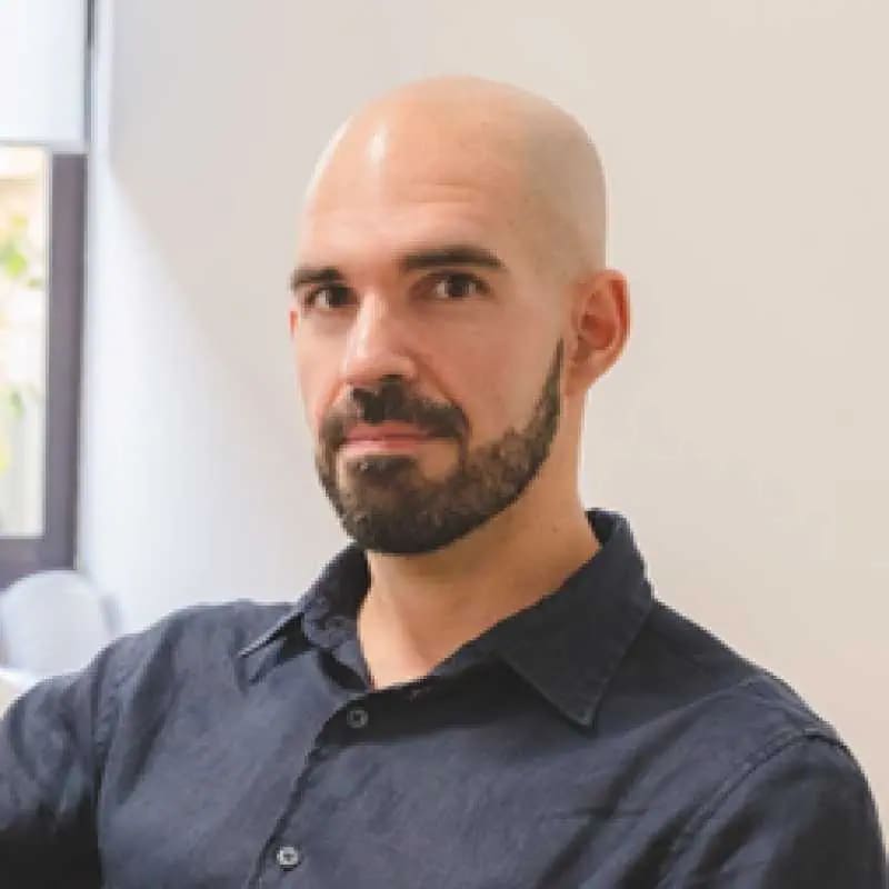 Darío Benítez Casado, Especialista