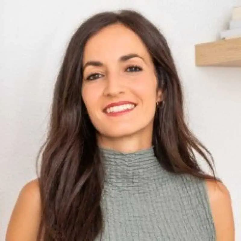 Lucía González Linaza, Especialista