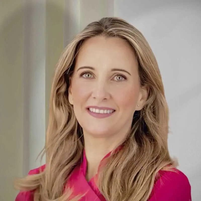 Macarena Arjona Alba, Especialista